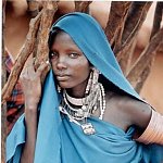 jeune femme Massaï en bleu